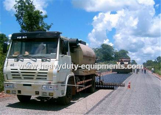 China camión del distribuidor del asfalto del equipo de la construcción de carreteras 8000L con el sistema de calefacción del Bummer del diesel dos proveedor